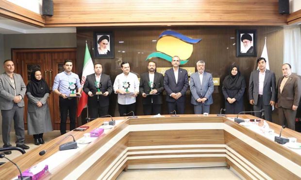 نشان برتر مدیریت سبز فعالین اقتصادی منطقه آزاد انزلی اهداء شد نشان برتر مدیریت سبز فعالین اقتصادی منطقه آزاد انزلی اهداء شد